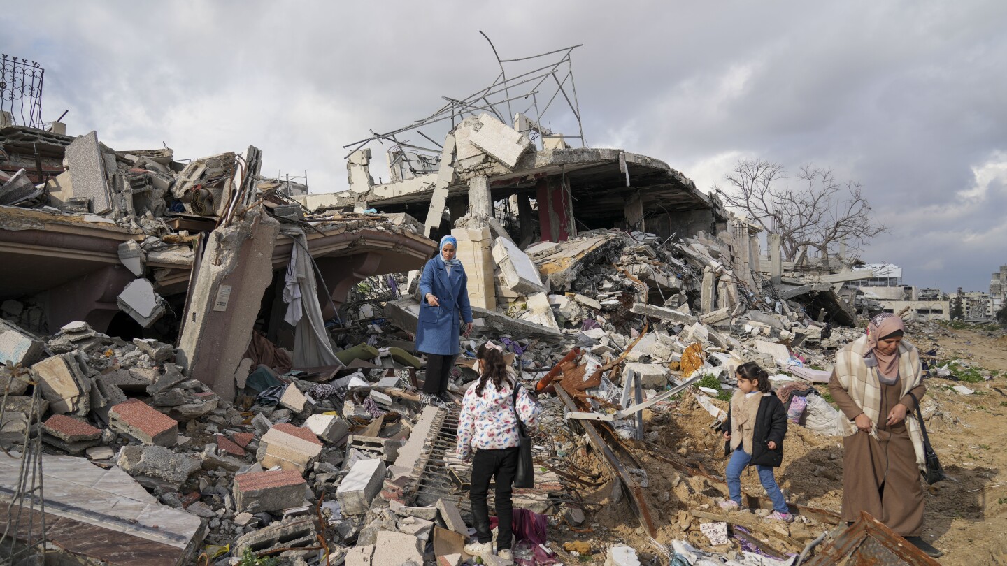 palestinians-rebuilding-gaza